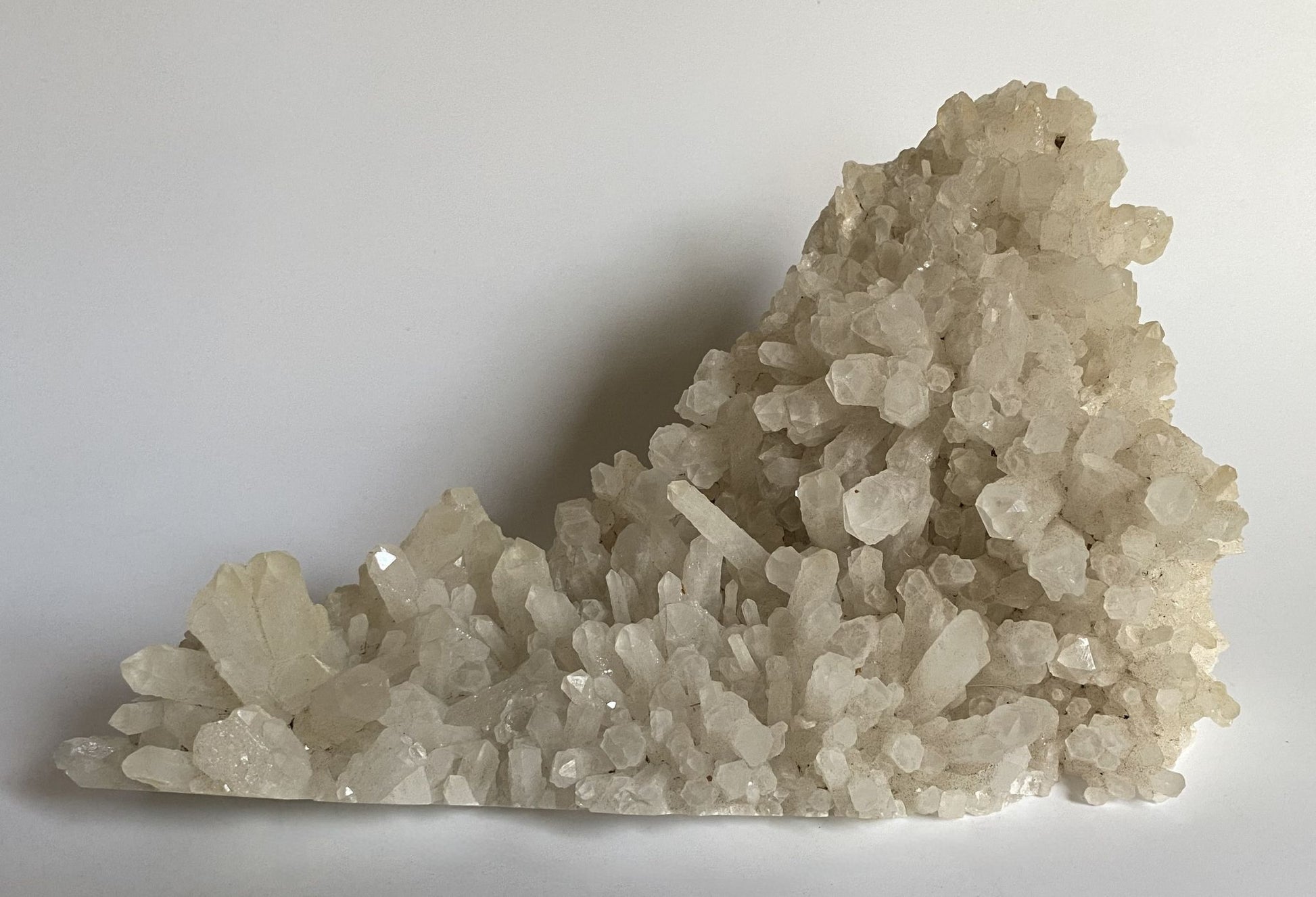 Cluster decorativ din cristal de stanca natural pe fundal alb