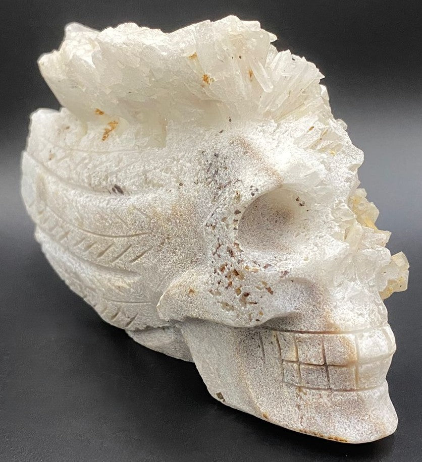 Cluster craniu din piatra semipretioasa de cuart transparent pe fundal negru