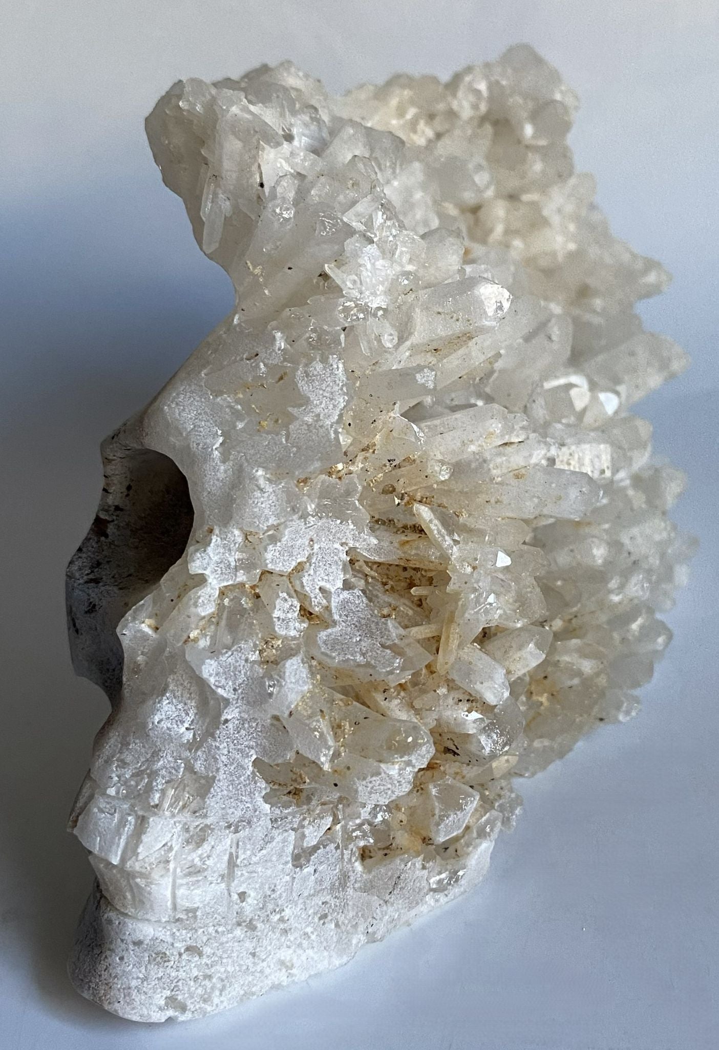 Cluster craniu de 15.5cm din piatra semipretioasa de cuart transparent pe fundal alb