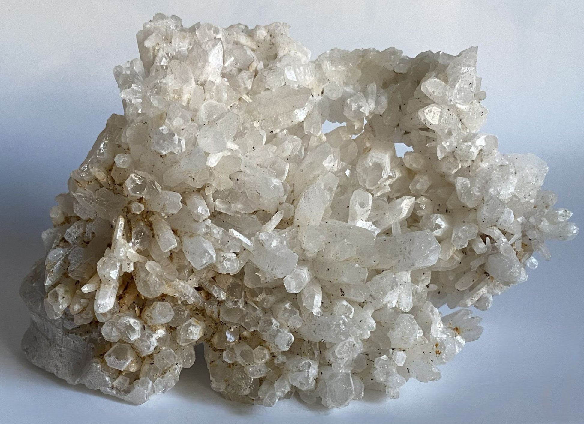 Cluster craniu de 15.5cm din cristal de cuart transparent pe fundal alb