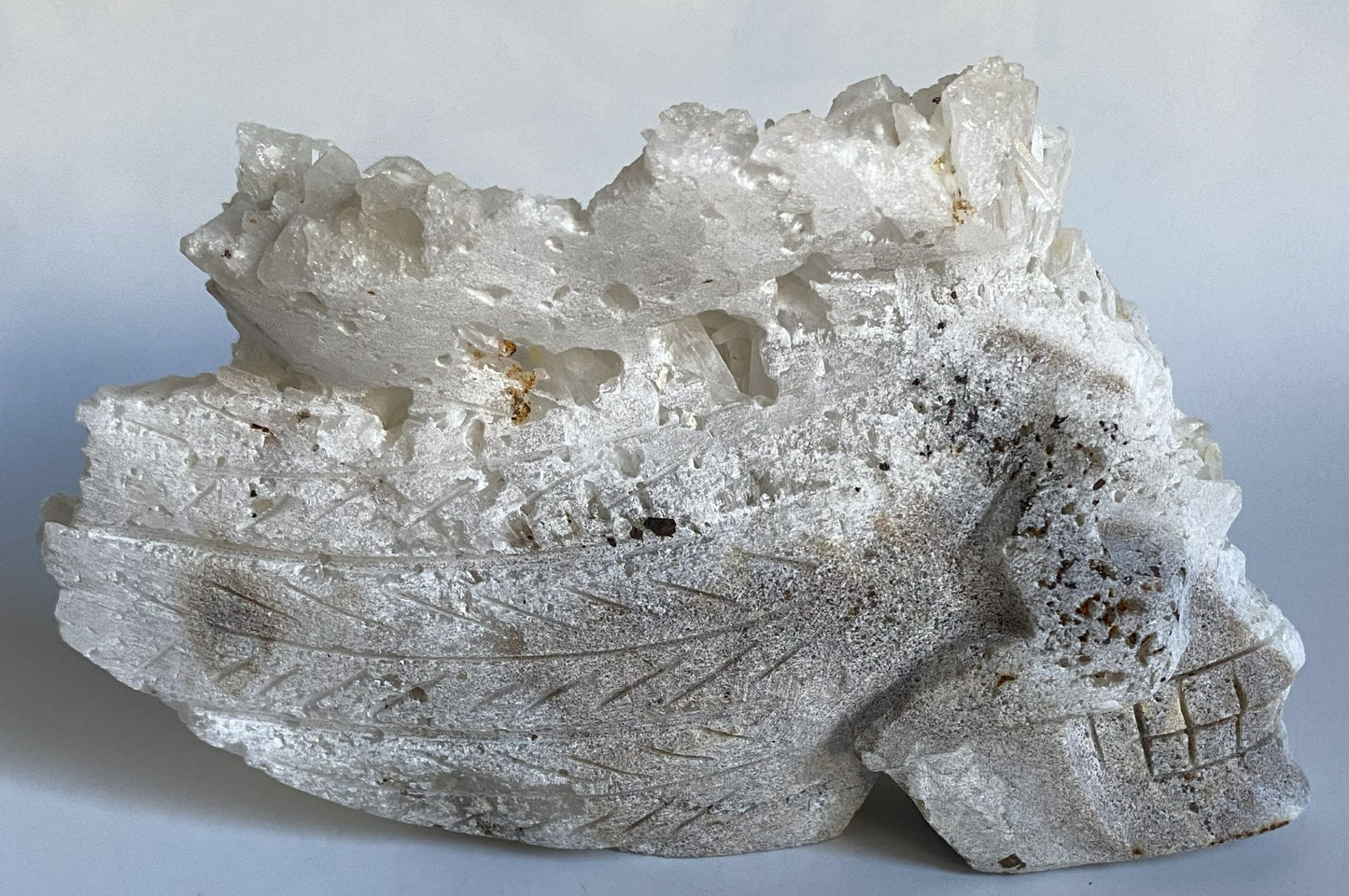 Cluster craniu decorativ de 15.5cm din piatra semipretioasa de cuart transparent pe fundal alb