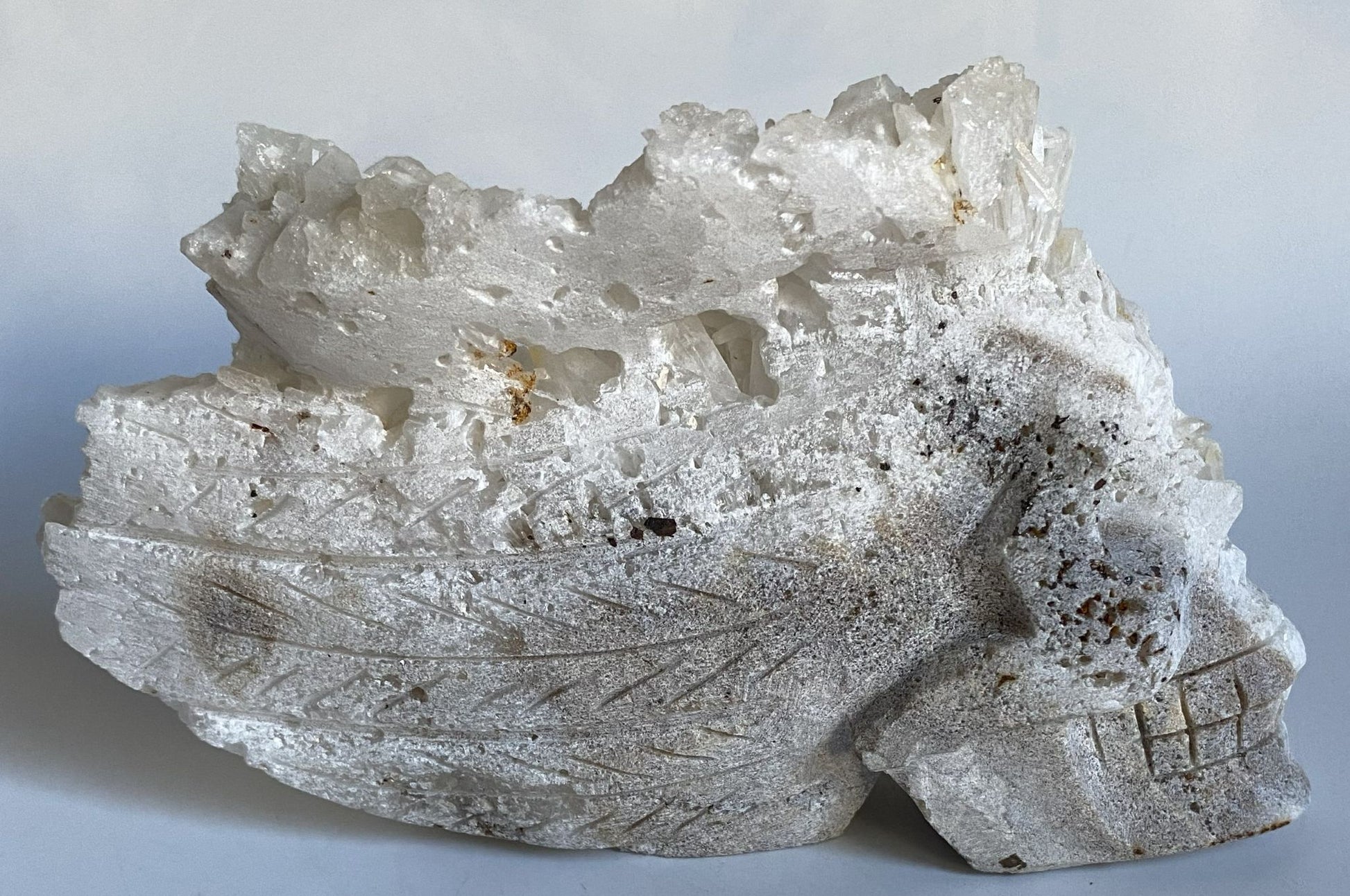 Cluster craniu decorativ de 15.5cm din piatra semipretioasa de cuart transparent pe fundal alb