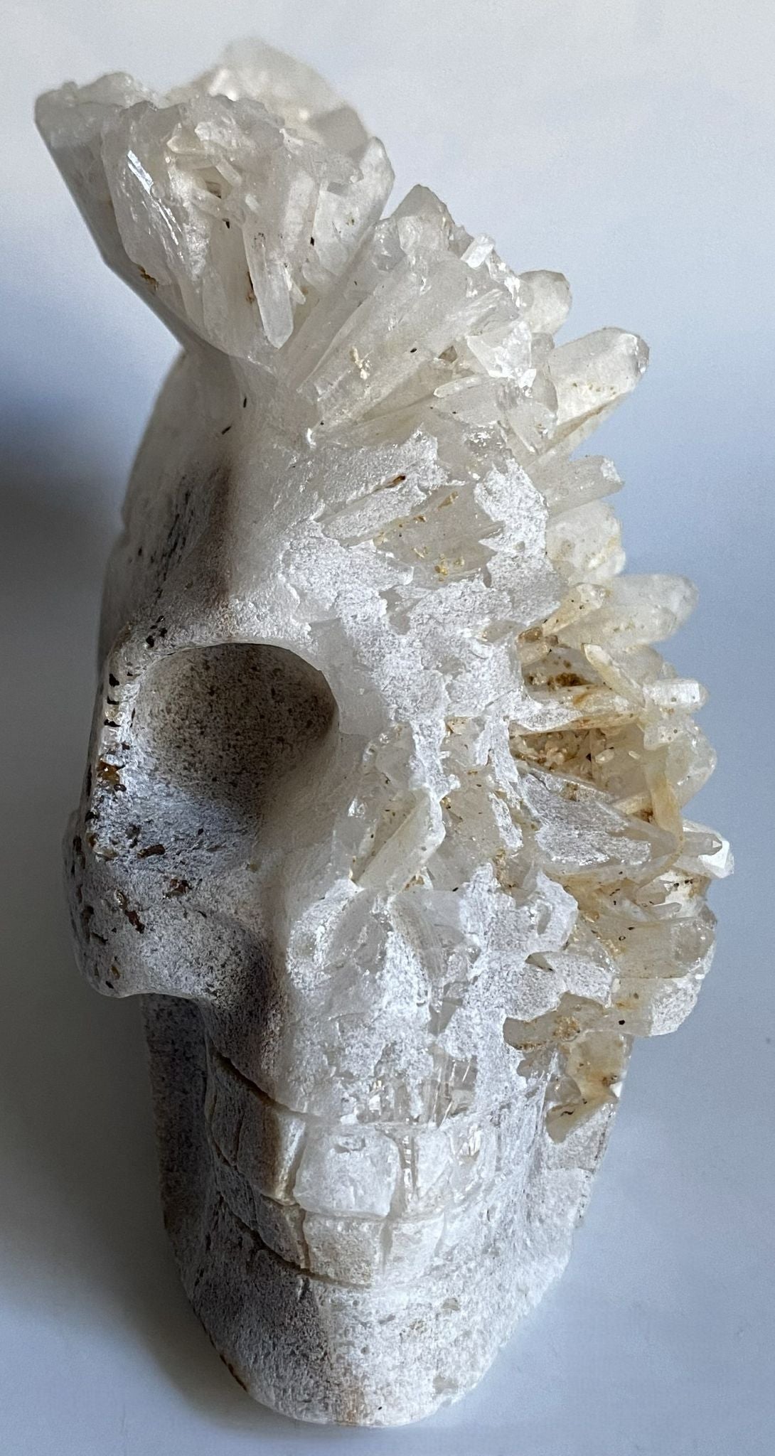 Cluster craniu decorativ de 15.5cm din piatra semipretioasa de cristal de stanca pe fundal alb