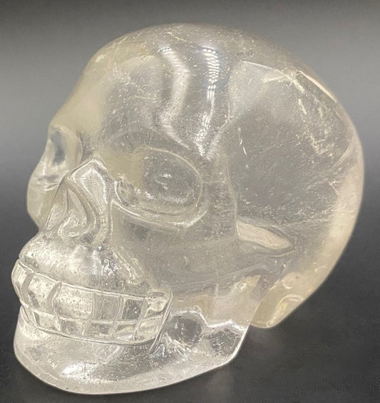 Craniu din piatra semipretioasa de cuart transparent pe fundal negru