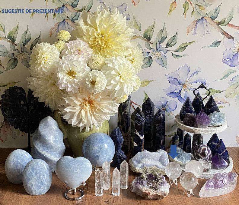 Decor cu cristale si pietre semipretioase vindecatoare din calcit, sodalit, cuart si ametist cu vaza cu flori