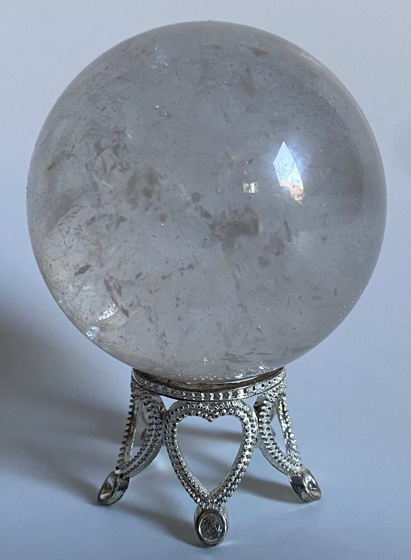 Sfera din cuart transparent cu diametru de 4.3 cm pe suport metalic decorativ