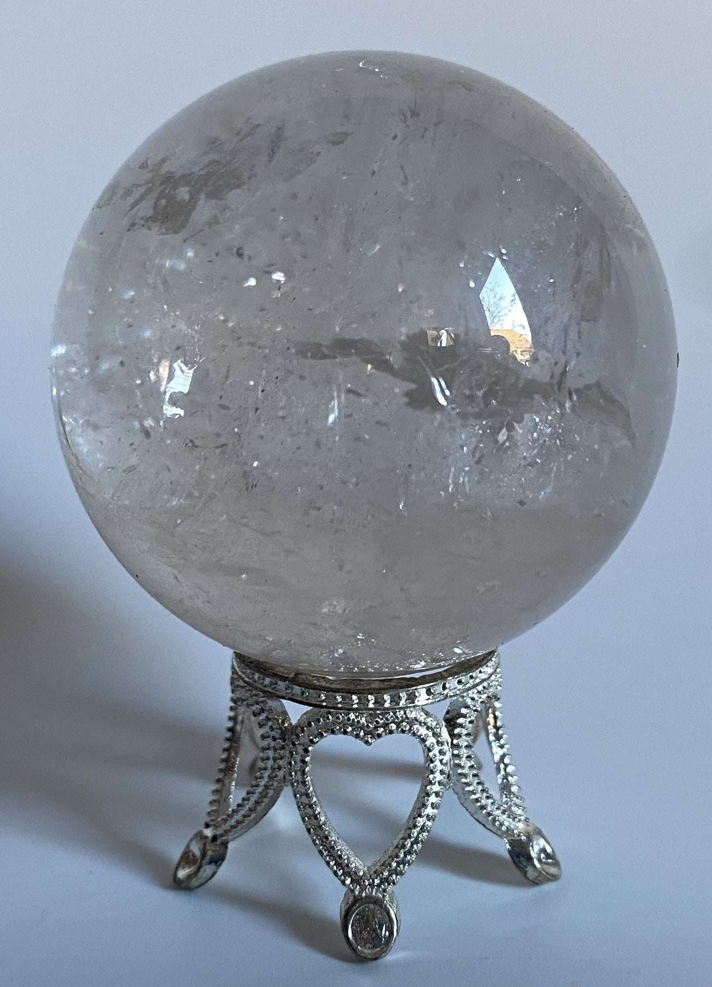 Sfera de cuart transparent de 4.3 cm pe suport metalic decorativ pentru cristal de stancă vindecător natural