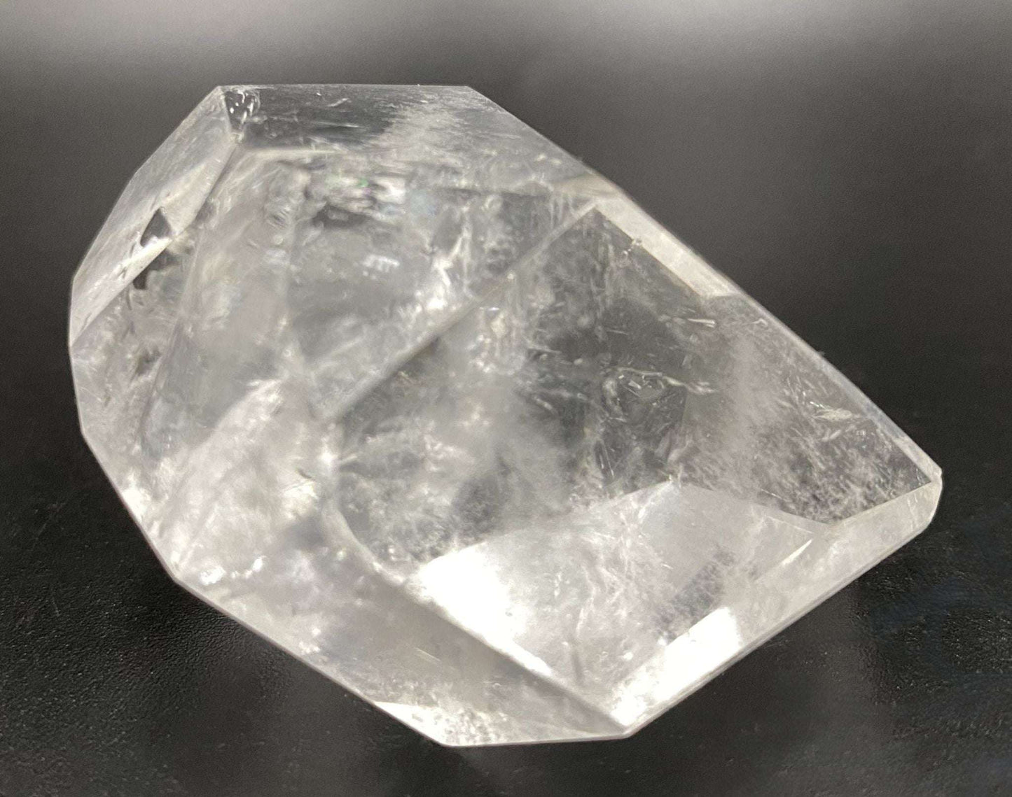 Forma poligonala din piatra semipretioasa de cuart transparent pe fundal negru