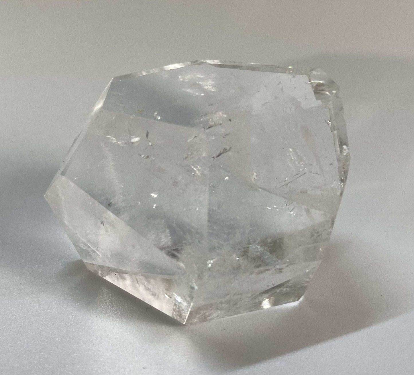 Formă poligonală de cuarț transparent de 5.2 cm, cristal de stâncă natural