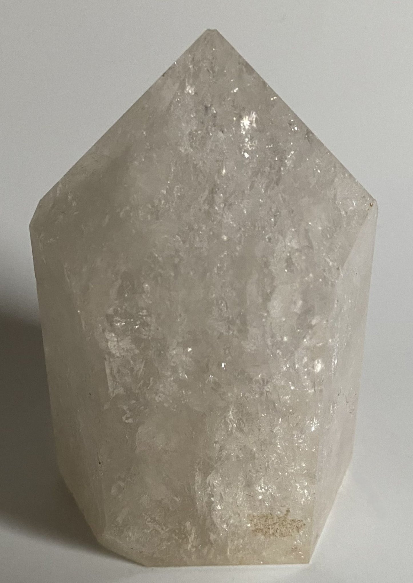 Obelisc din piatra semipretioasa de cristal de stanca pe fundal alb