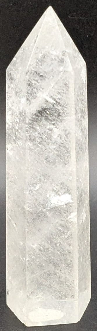 Obelisc din piatra semipretioasa de cuart transparent pe fundal negru