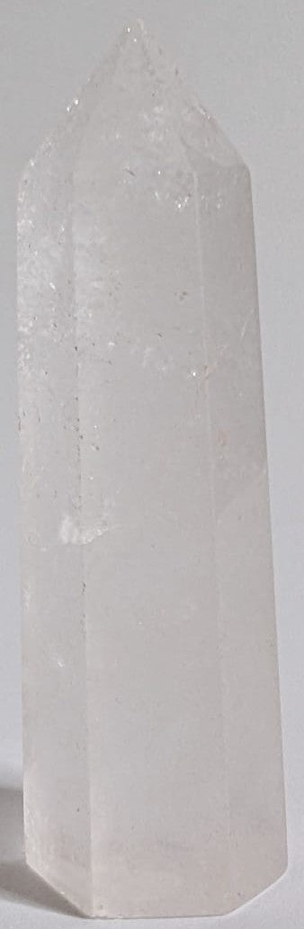 Obelisc din piatra semipretioasa de cristal de stanca pe fundal alb