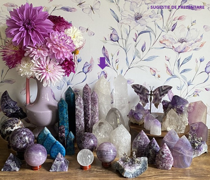 Colectie de cristale si minerale sub forma de obelisc, sfera, sculptura si piramida cu vaza cu dalii multicolore