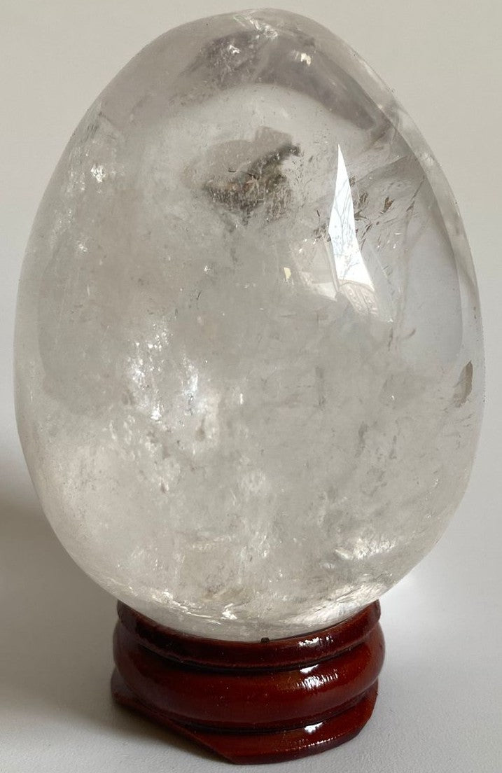 Ou de 6.4cm din piatra semipretioasa de cristal de stanca pe suport din lemn cu fundal alb