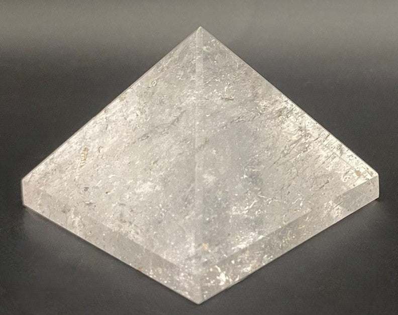 Piramidă din cuart transparent cristalin natural de 4.2 cm