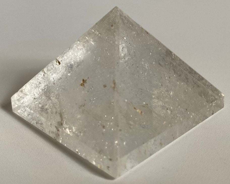 Piramida de Cuart Transparent 4.2cm din cristal de stanca natural