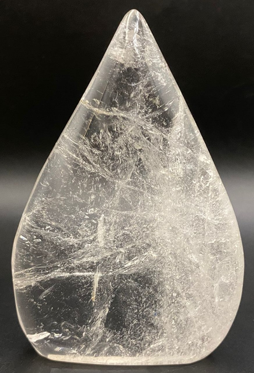 Sculptura din piatra semipretioasa de cuart transparent pe fundal negru