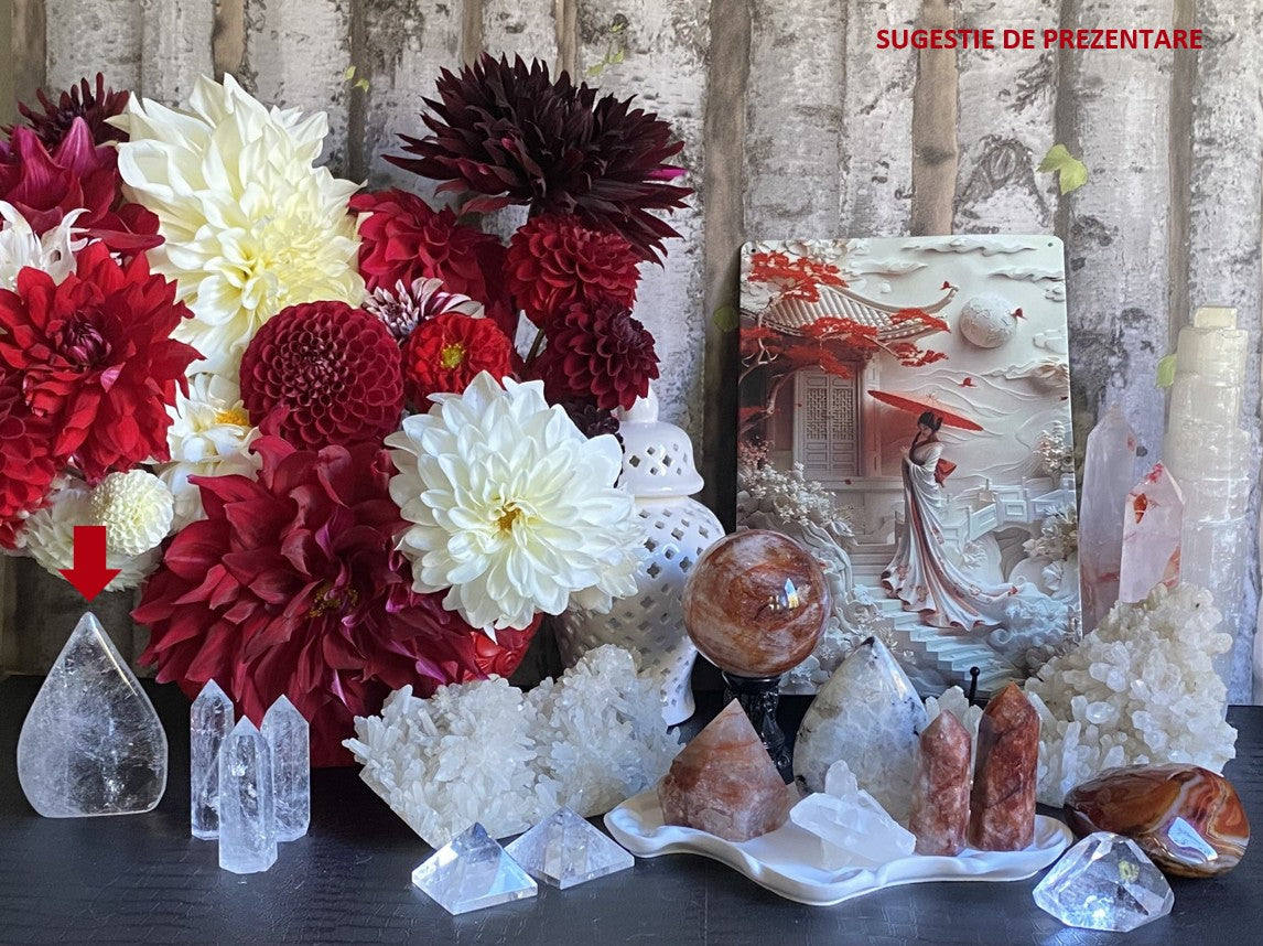 Decor cu sculptura din piatra semipretioasa de cuart transparent cu vaza cu dalii