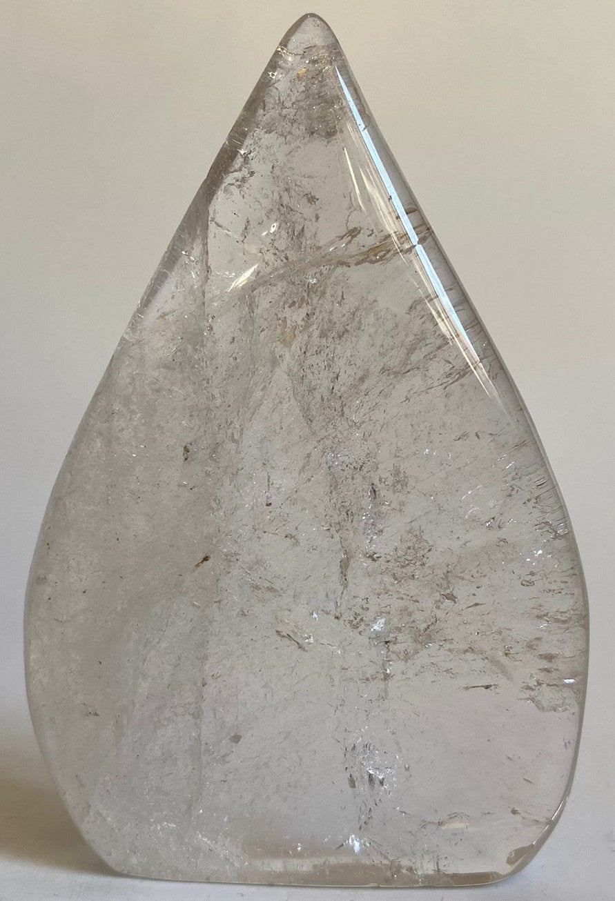 Sculptura din piatra semipretioasa de cuart transparent pe fundal alb