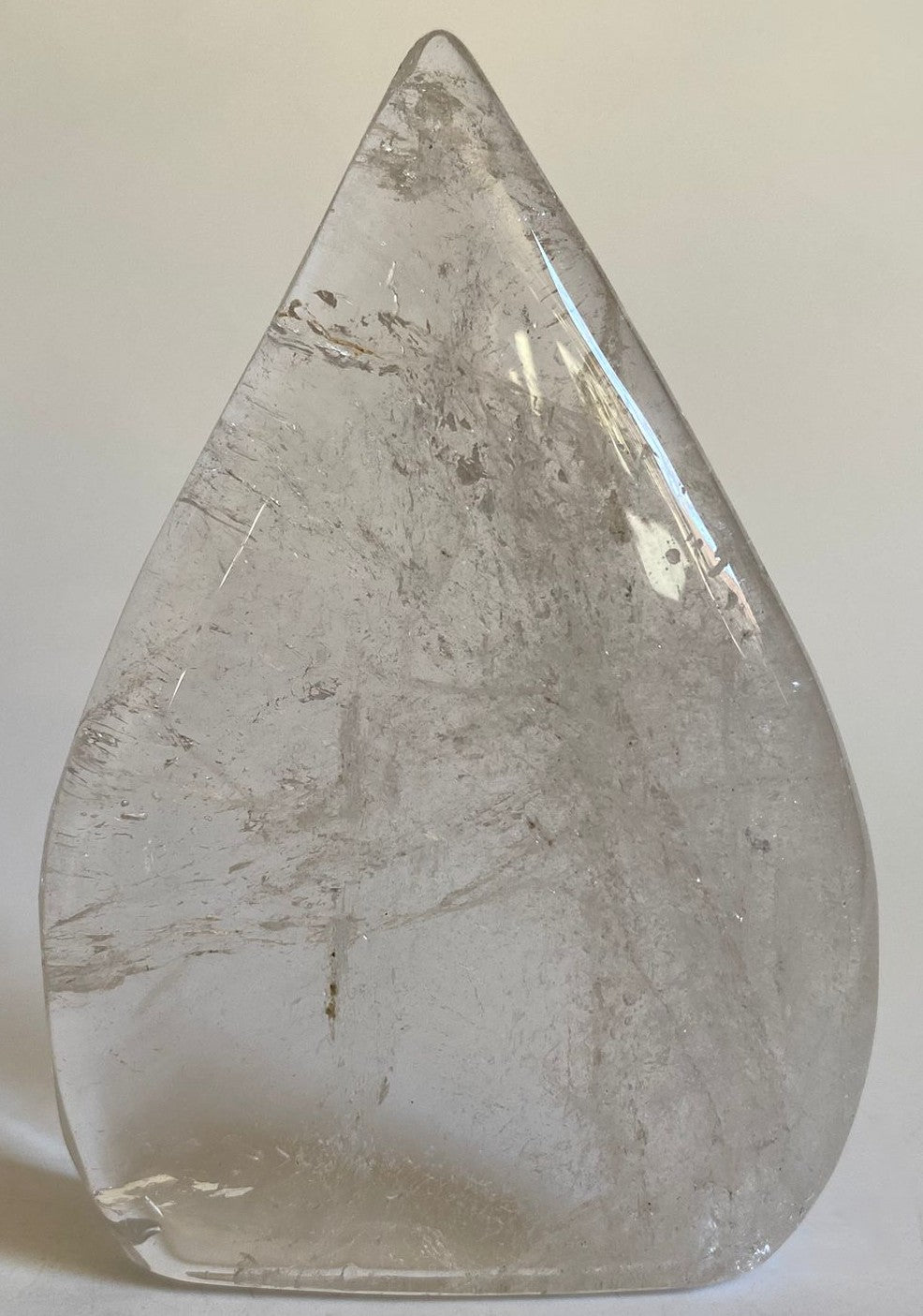 Sculptura din cristal de cuart transparent pe fundal alb