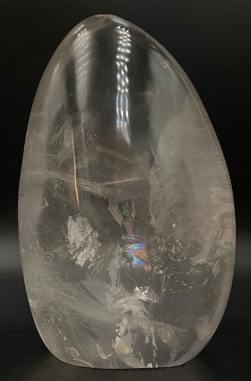 Sculptură din cuart transparent de 11.8 cm, cristal de stâncă semiprețios, relief clar pe fundal negru.