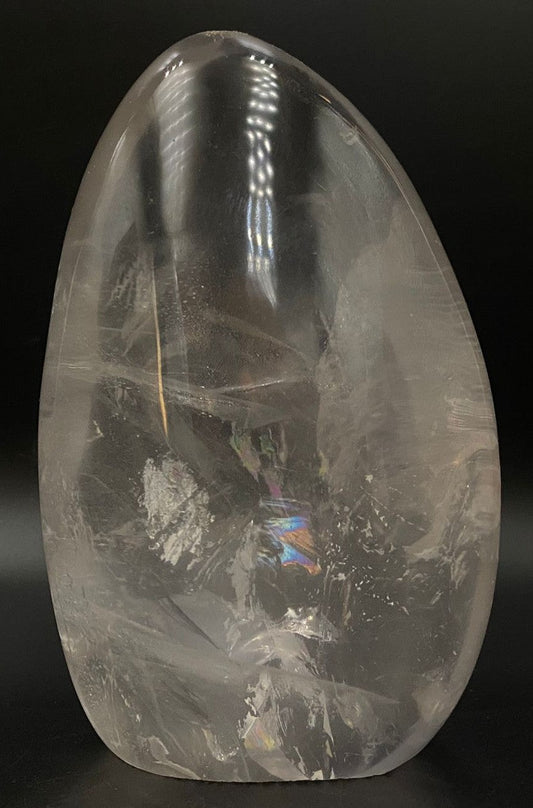 Sculptură din cuart transparent de 11.8 cm, cristal de stâncă semiprețios, relief clar pe fundal negru.