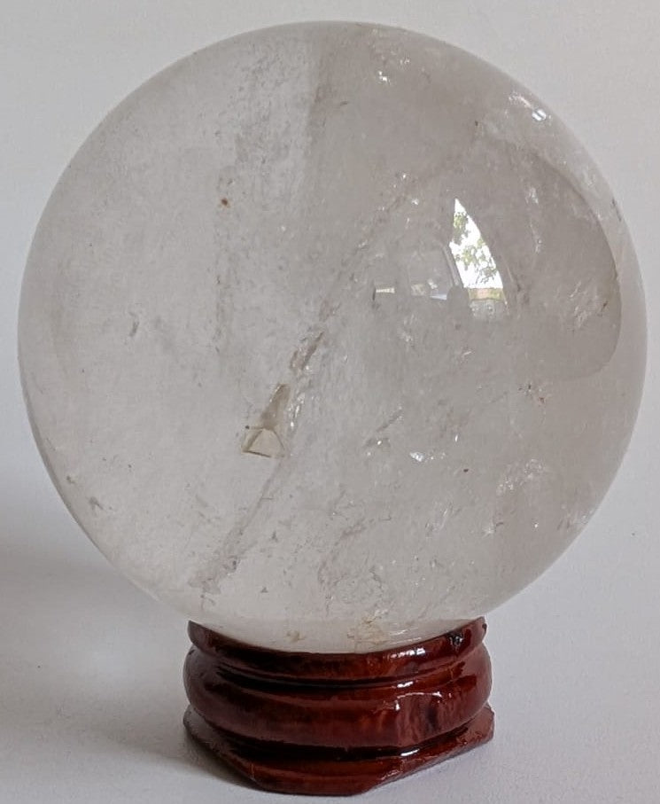Sfera de 5.4cm din piatra semipretioasa de cristal de stanca pe suport din lemn cu fundal alb
