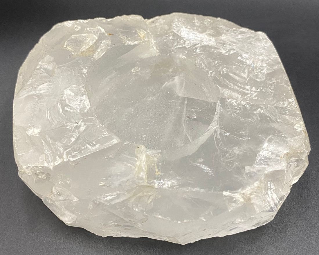Suport de lumanare din piatra semipretioasa de cuart transparent pe fundal negru
