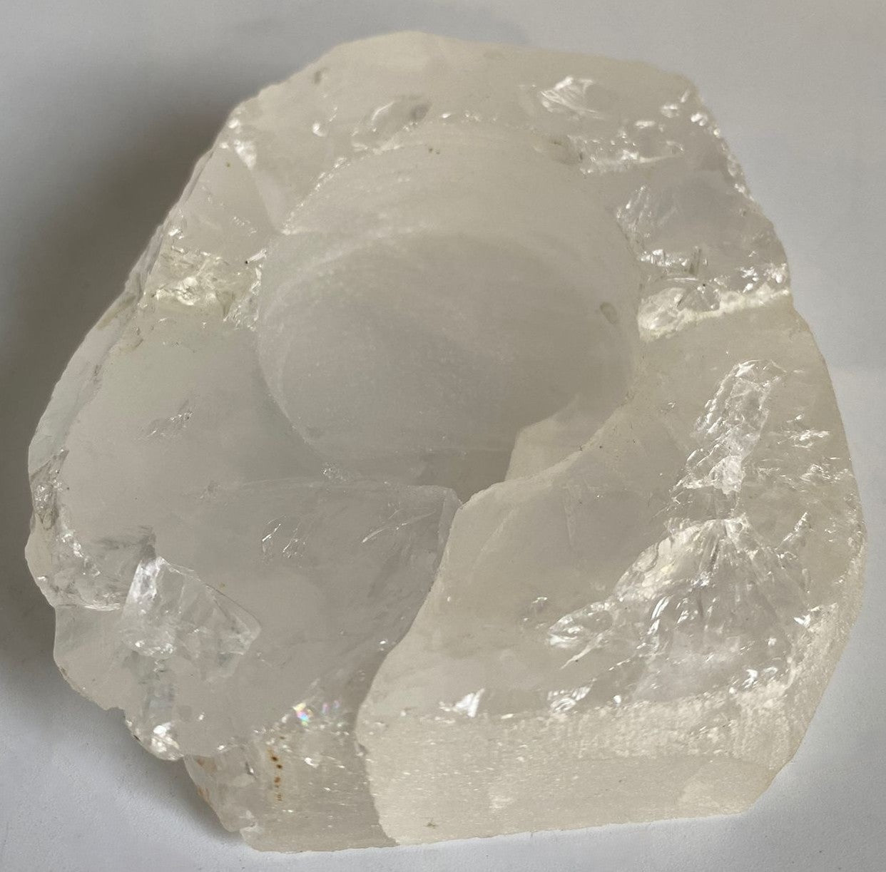 Suport de lumanare din cristal de cuart transparent pe fundal alb