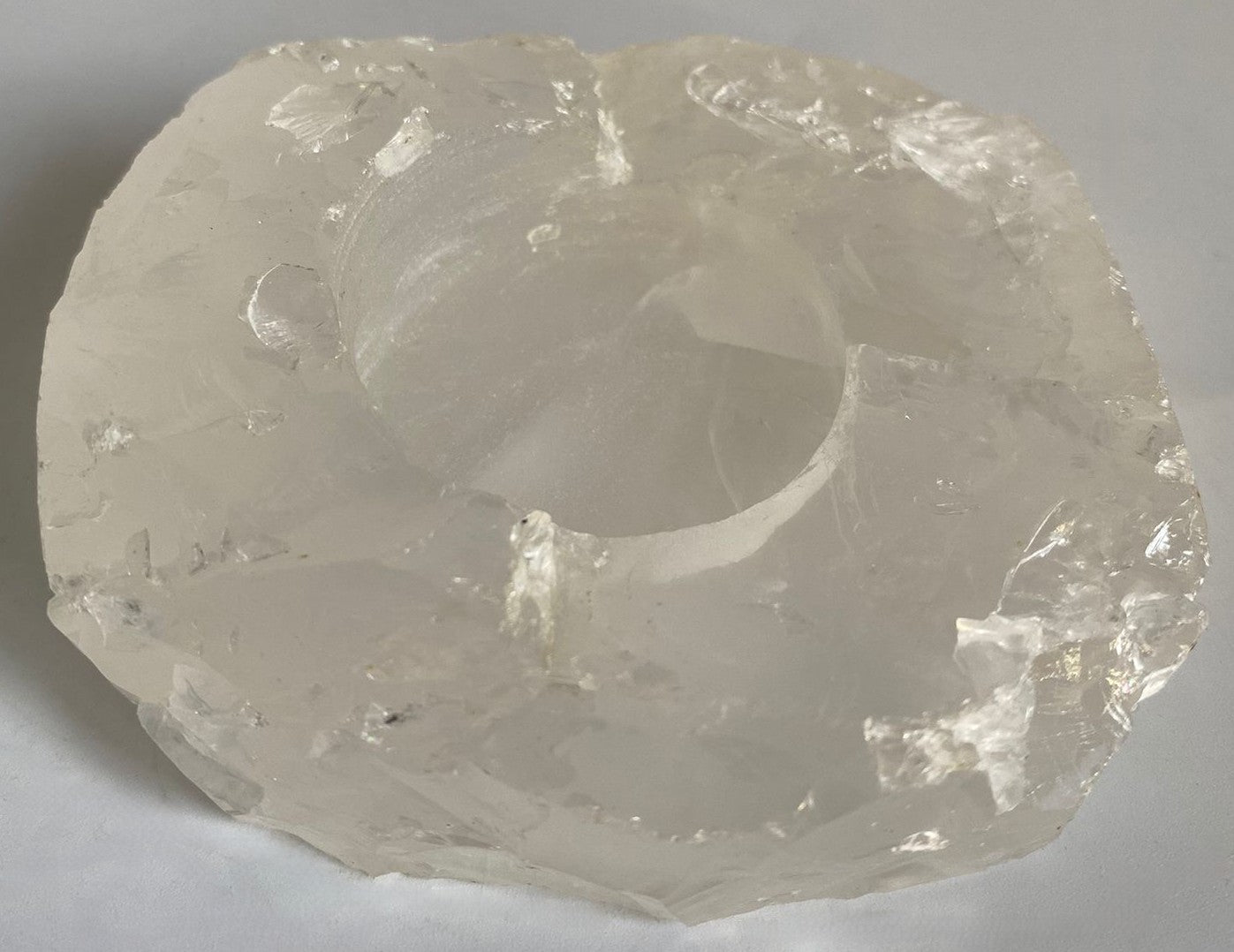 Suport de lumanare de 9.4cm din piatra semipretioasa de cuart transparent pe fundal alb