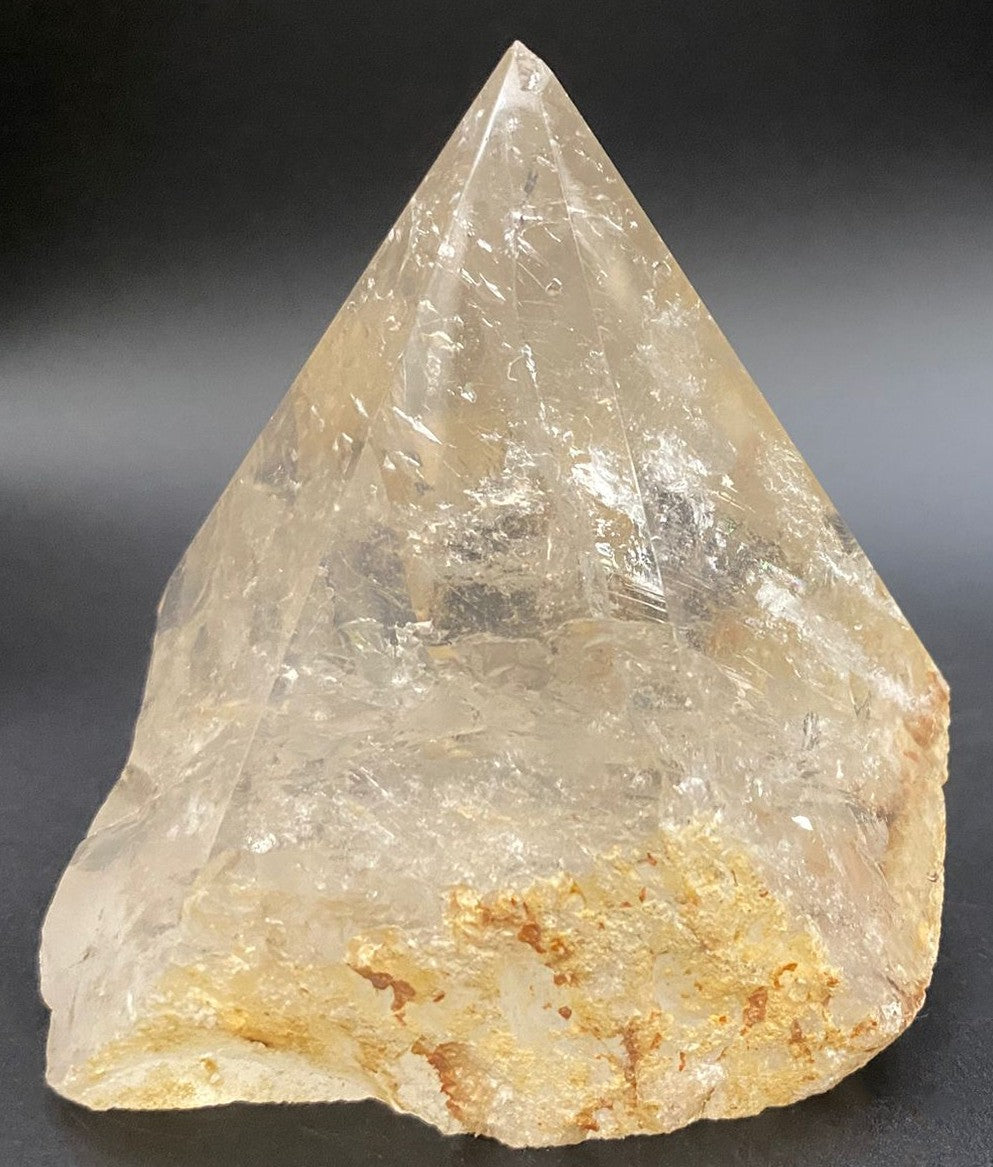 Varf polisat din piatra semipretioasa de cuart transparent pe fundal negru