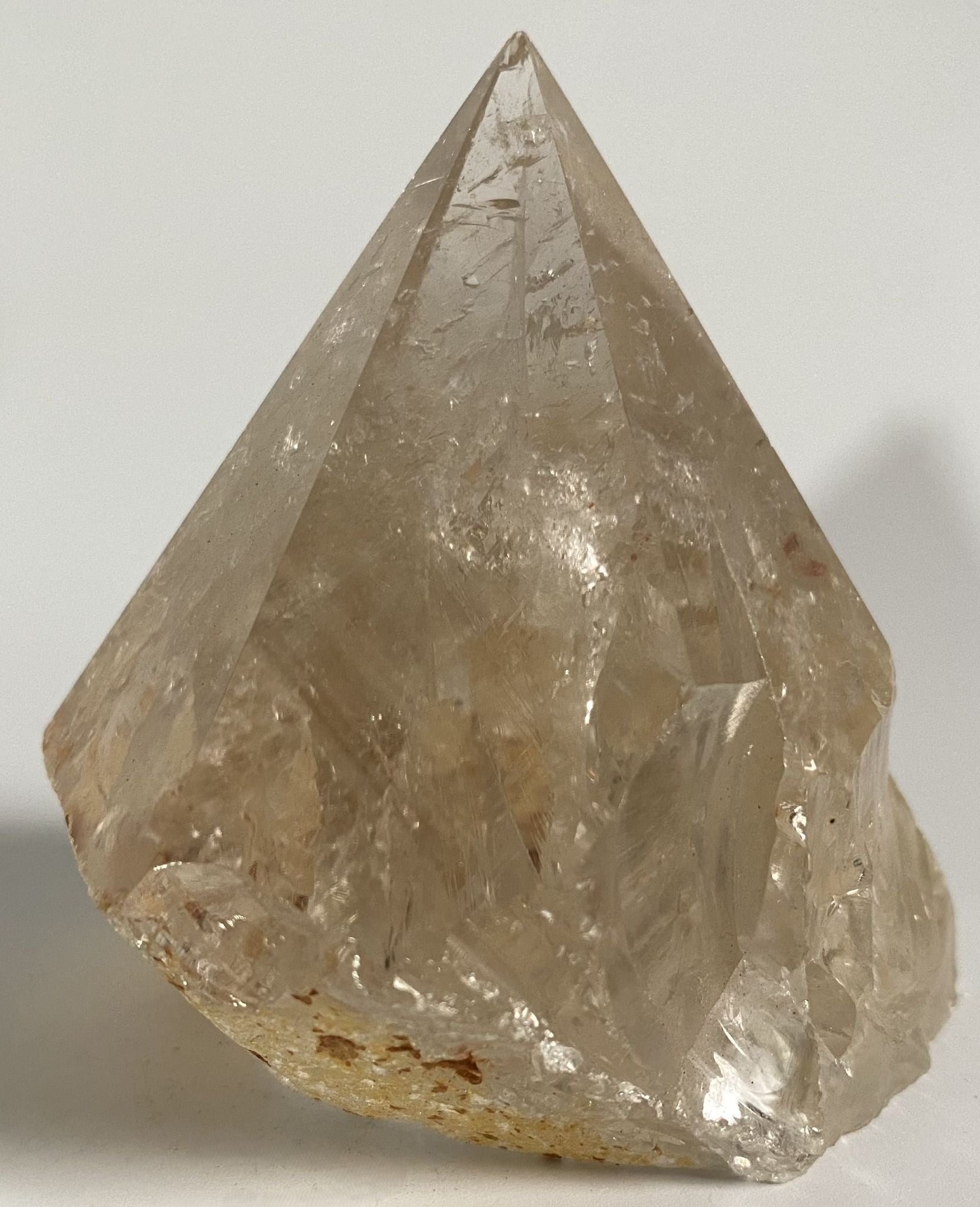 Varf polisat de 8cm din piatra semipretioasa de cristal de stanca pe fundal alb