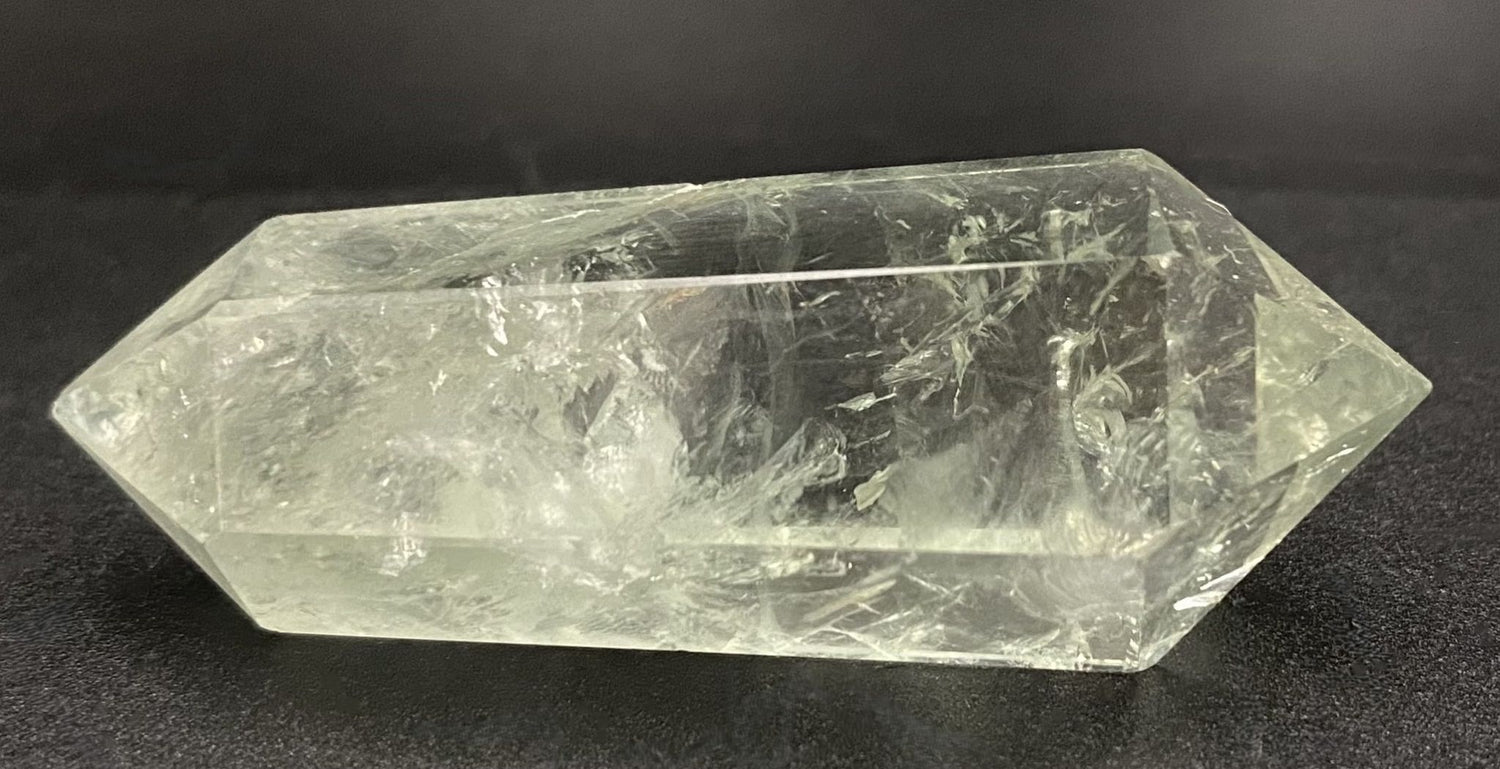 Obelisc cu varf dublu din piatra semipretioasa de cuart verde pe fundal negru