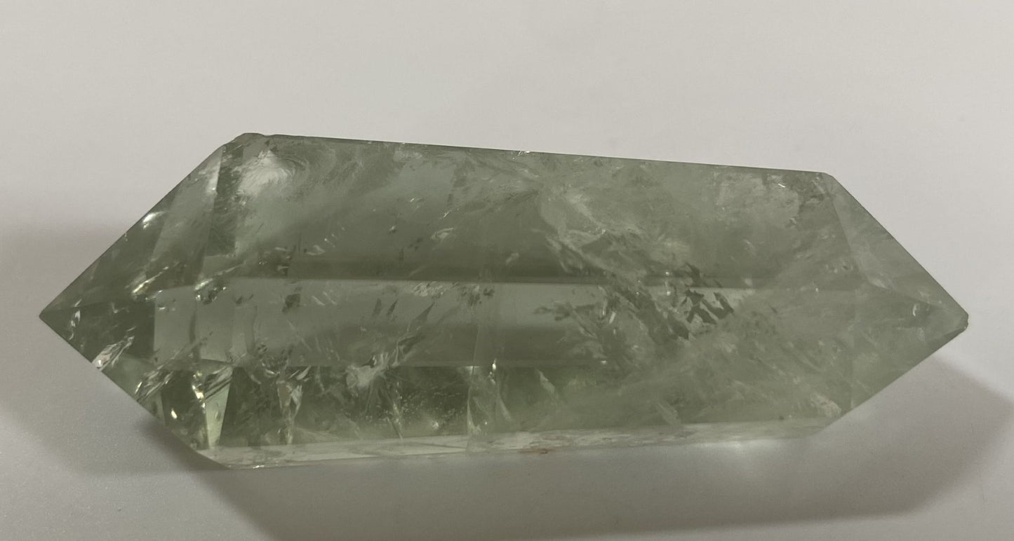 Obelisc cu varf dublu din piatra semipretioasa de cuart verde pe fundal alb