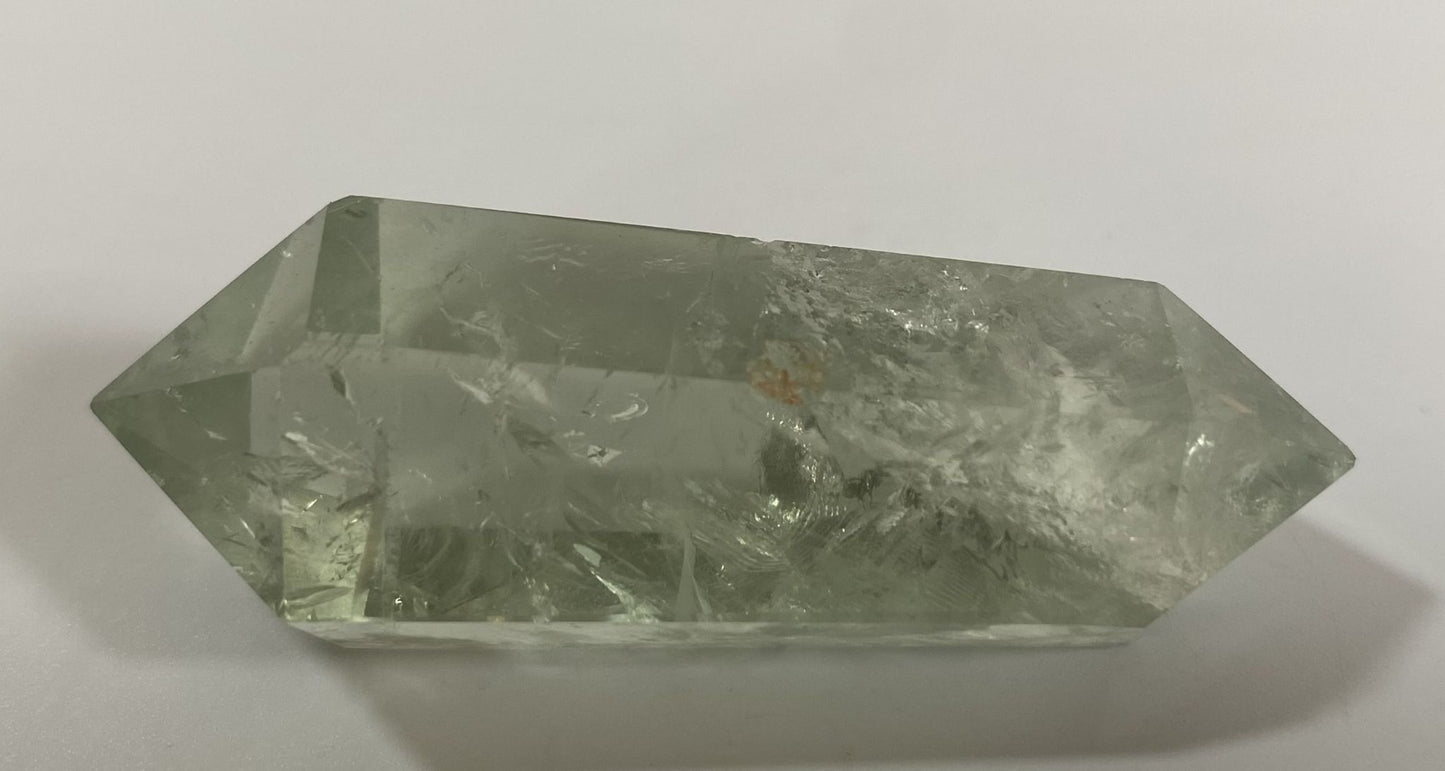 Obelisc cu varf dublu din cristal de cuart verde pe fundal alb