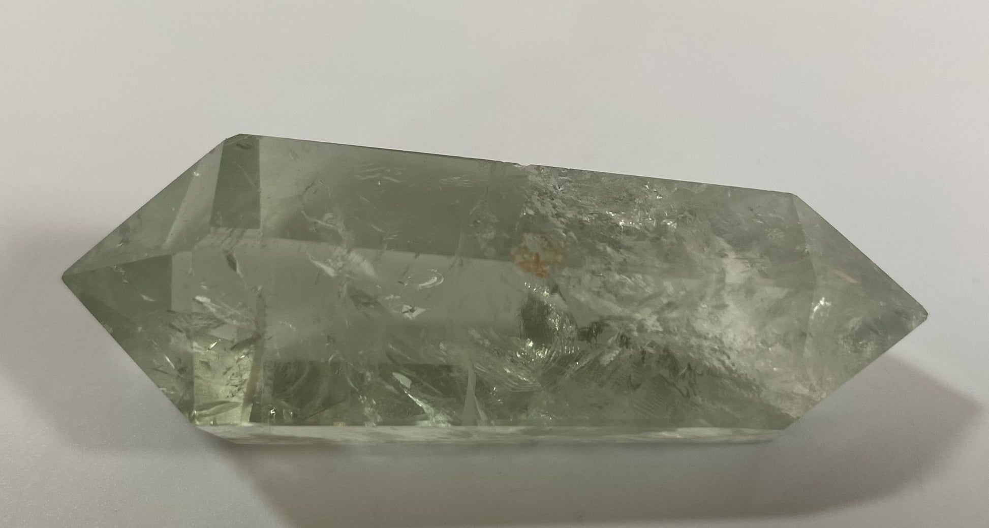 Obelisc cu varf dublu din cristal de cuart verde pe fundal alb