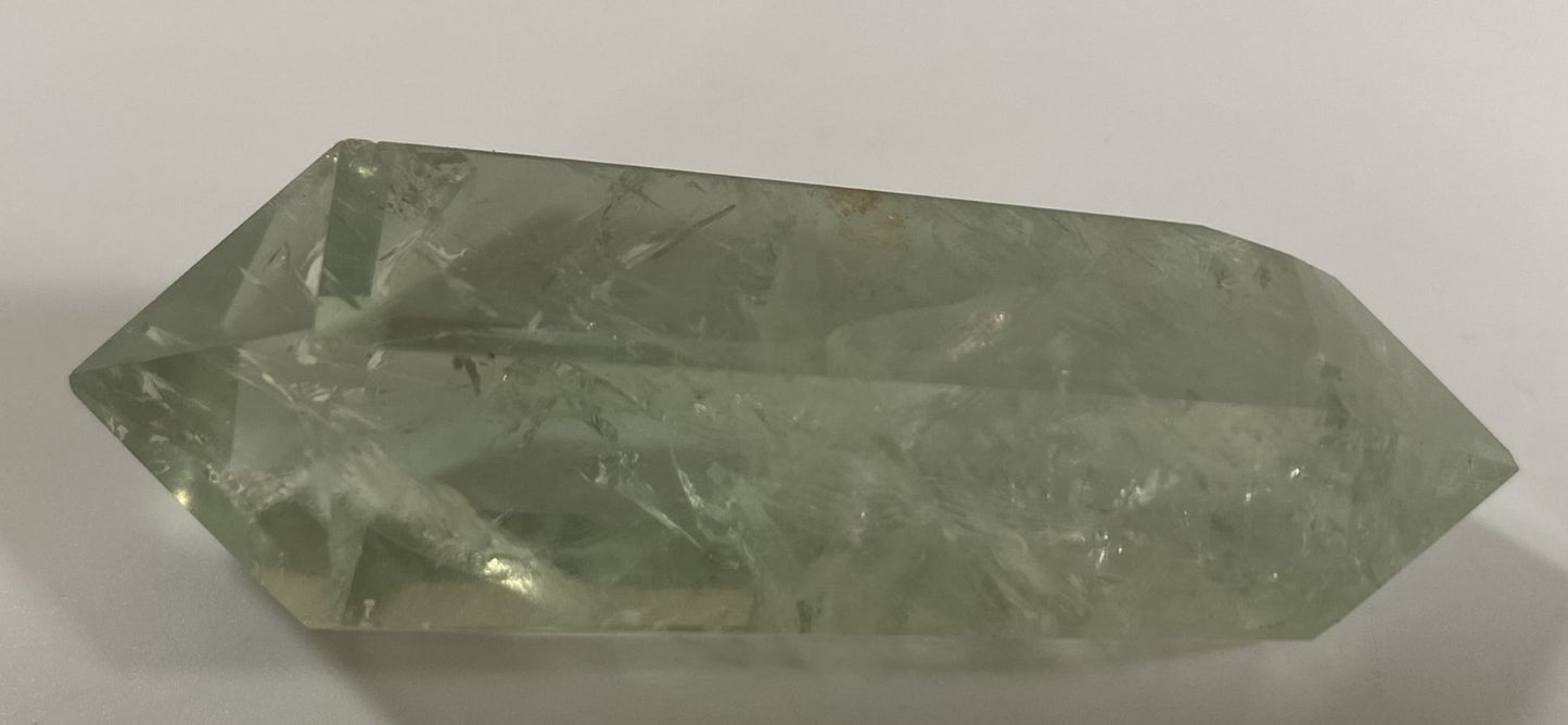 Obelisc de 6.1cm cu varf dublu din piatra semipretioasa de cuart verde pe fundal alb