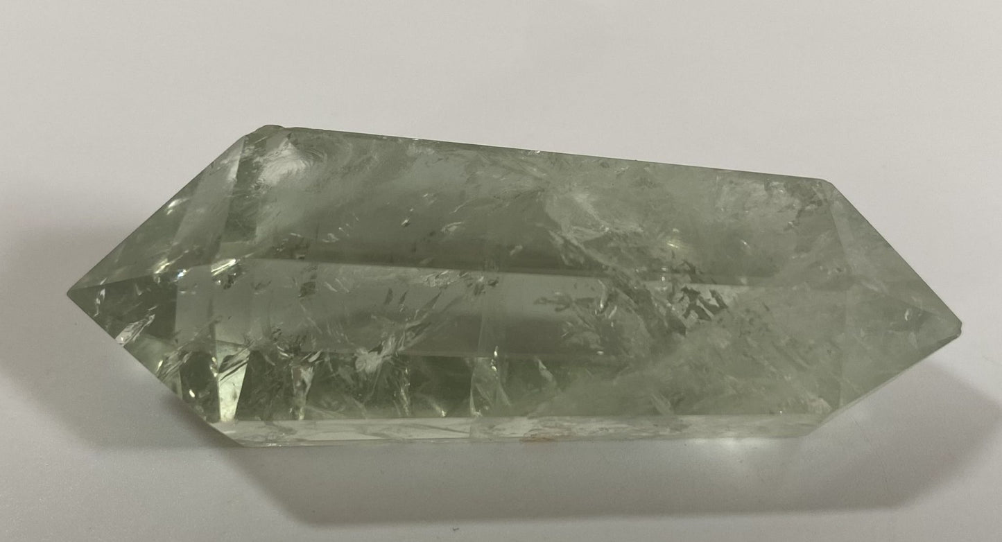 Obelisc de 6.1cm cu varf dublu din cristal de cuart verde pe fundal alb