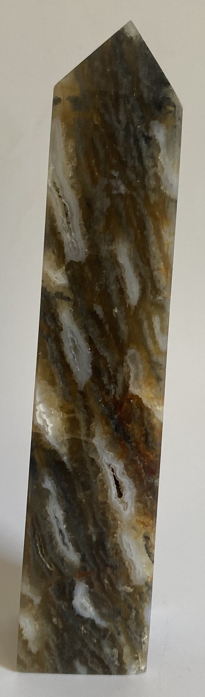 Obelisc din simbiot de fluorit cu agat pe fundal alb sub lumina naturala