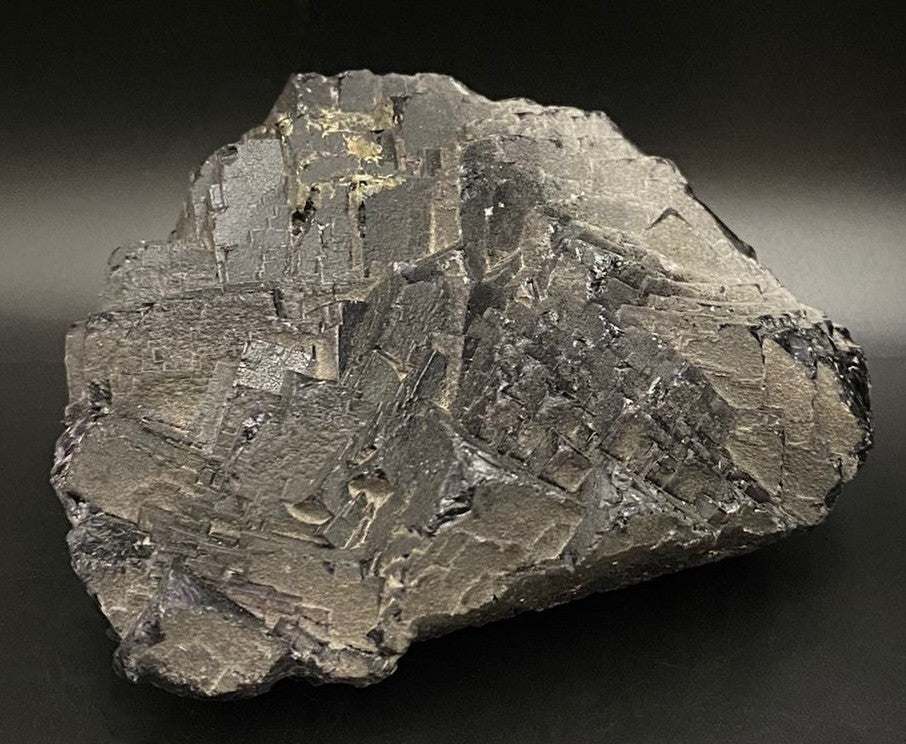 Specimen natural mineral Fluorit Black Rose negru din colecție pe fundal închis