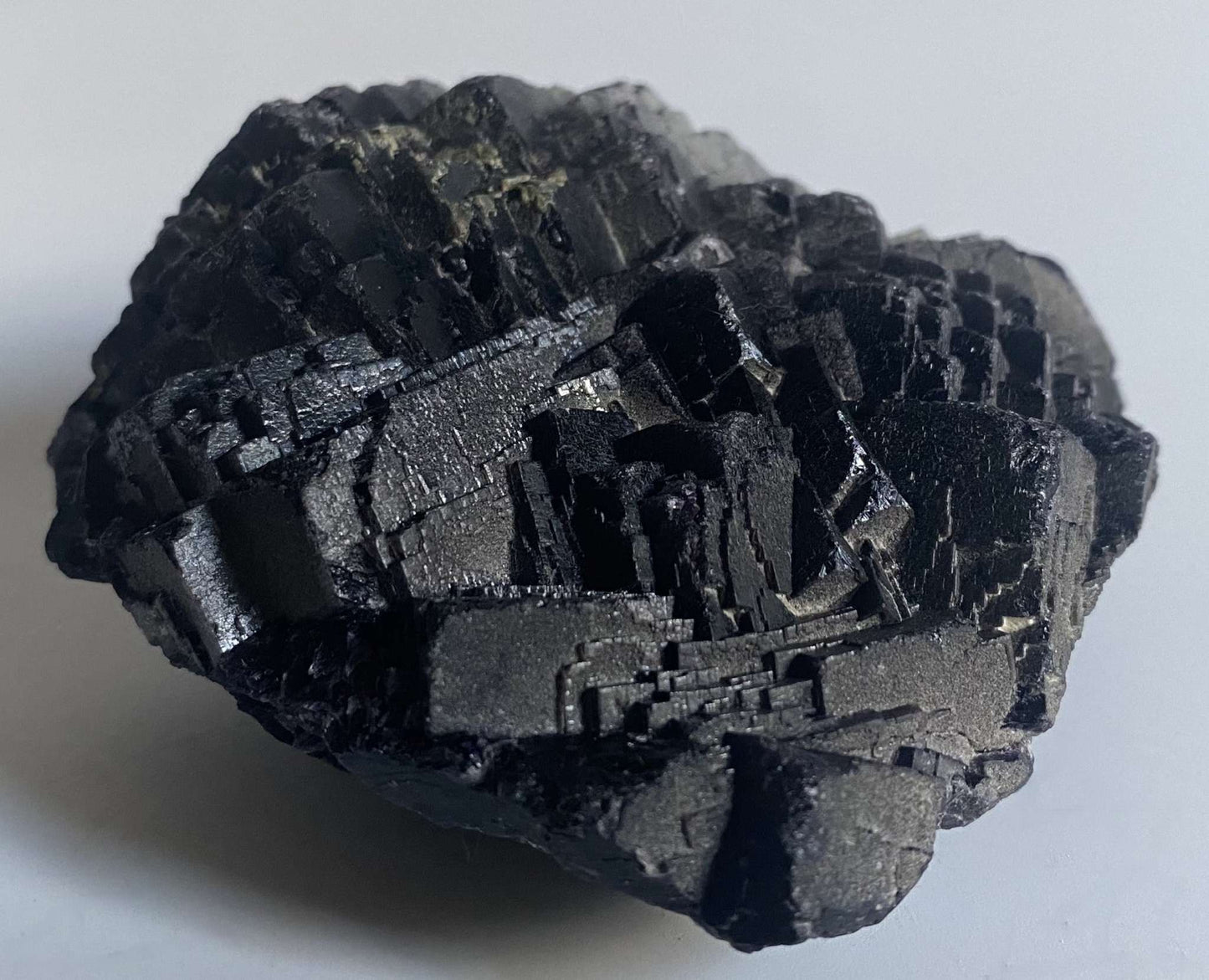 Specimen mineral Fluorit Black Rose negru cu forme cristaline distincte