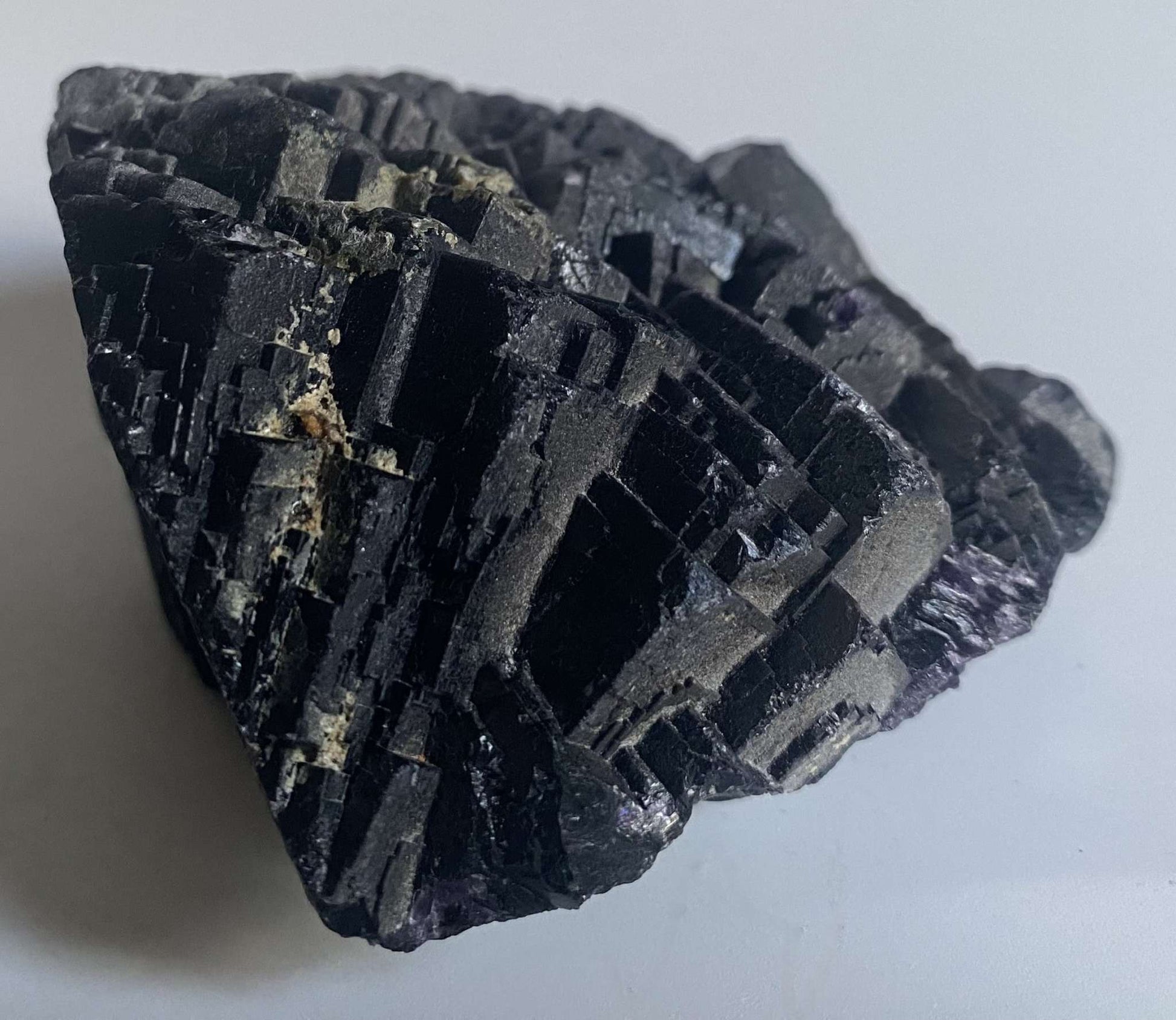 Specimen natural de Fluorit Black Rose cu textură cristalizată neagră și detalii geometrice distinctive.