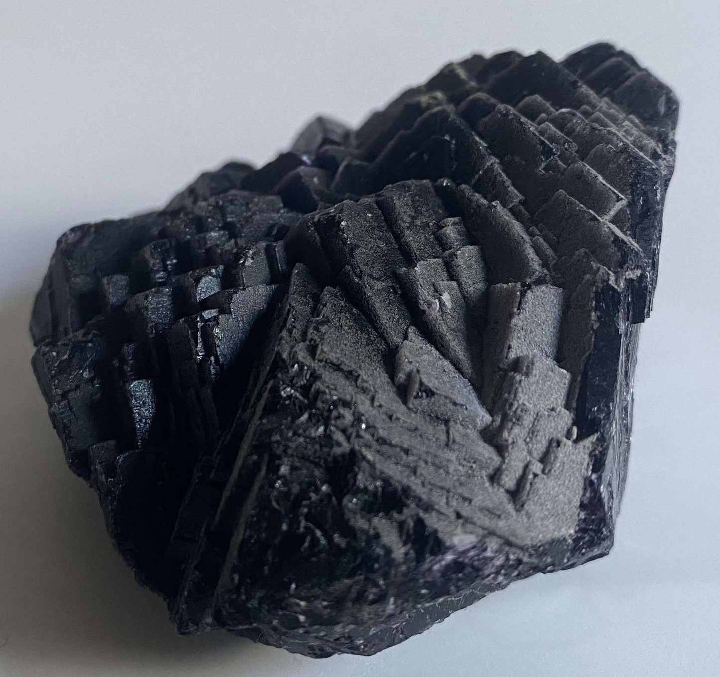Specimen de Fluorit Black Rose negru cu structuri cristaline detaliate
