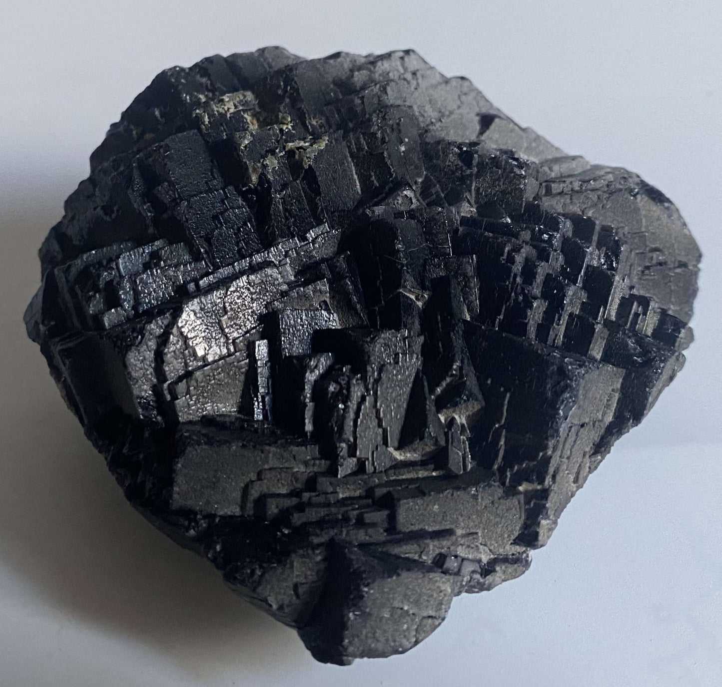 Specimen natural de Fluorit Black Rose cu structura cubica neagra detaliata