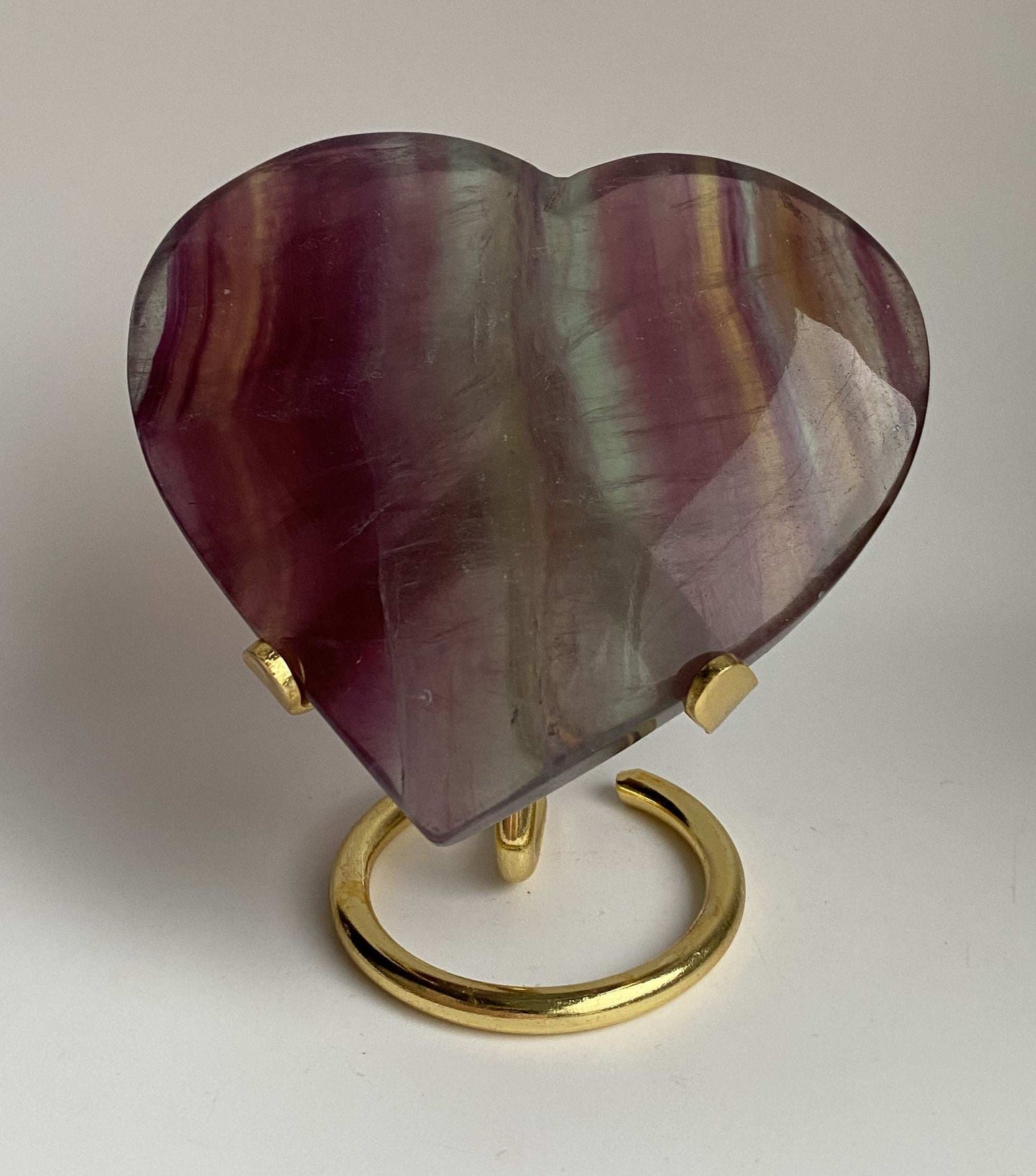 Inima din Fluorit Candy heart-shaped semiprecious stone on gold metal stand
