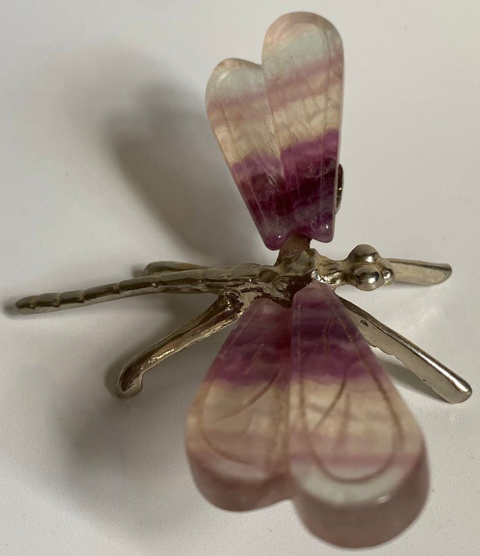 Libelula decorativa de 10.9cm din piatra semipretioasa de fluorit candy pe fundal alb