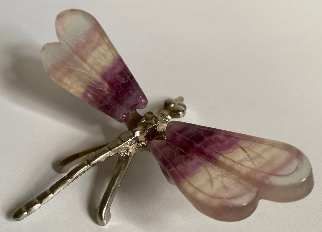 Libelula decorativa de 10.9cm din cristal de fluorit candy pe fundal alb