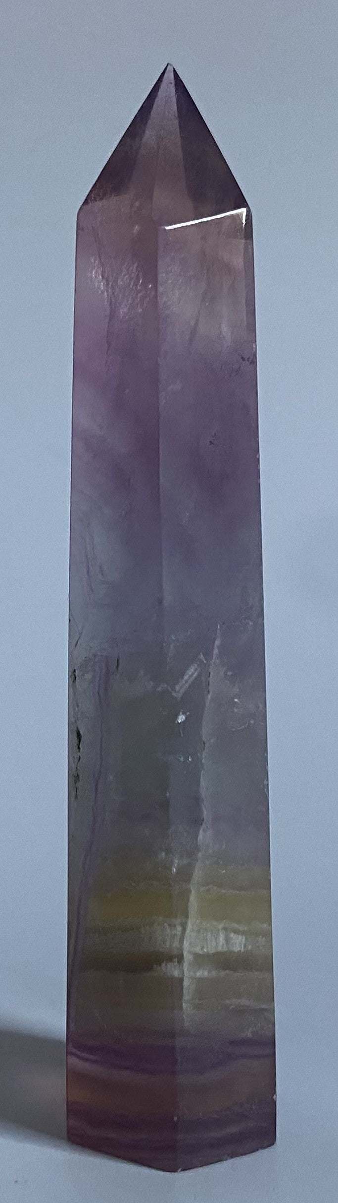 Obelisc de Fluorit Candy natural de 9.6 cm, piatră semiprețioasă în culori purpurii și verzi.