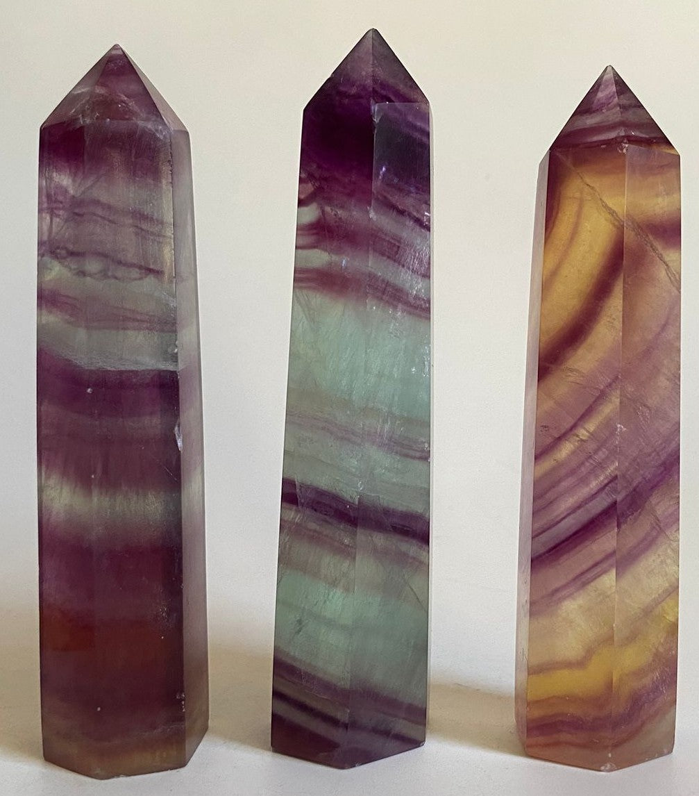 Set obeliscuri decorative din piatra semipretioasa de fluorit candy pe fundal alb