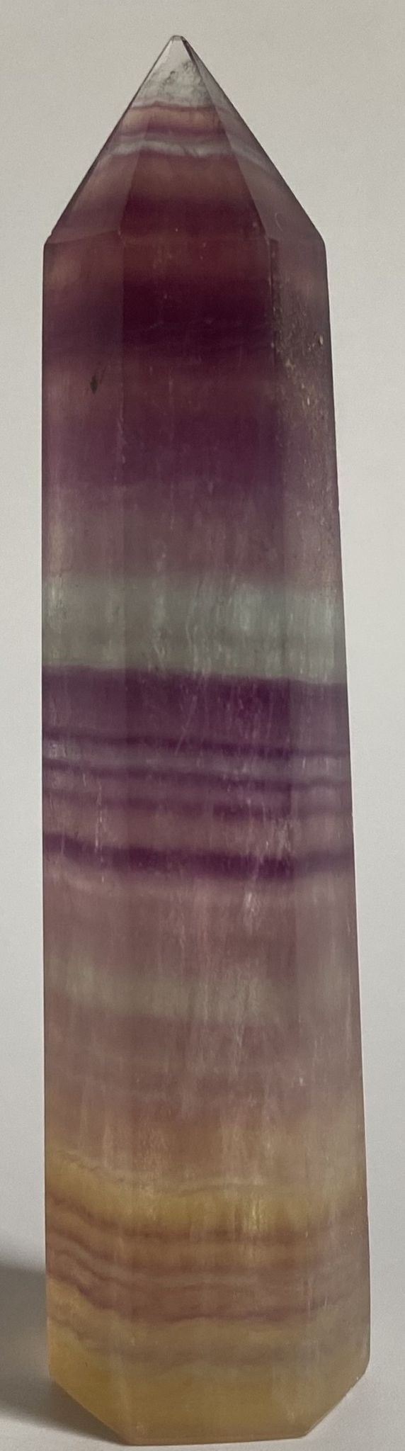 Obelisc din piatra semipretioasa de fluorit candy pe fundal alb